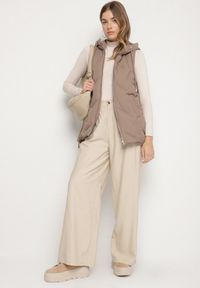 Born2be - Ciemnobeżowa Casualowa Kamizelka z Kapturem i Pikowanymi Przeszyciami Caletta. Okazja: na co dzień. Typ kołnierza: kaptur. Kolor: beżowy. Materiał: jeans. Styl: casual #6