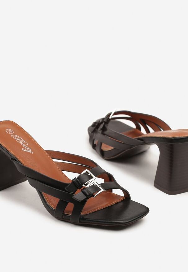 Born2be - Czarne Klapki na Obcasie Ozdobione Klamrami Nevolla. Okazja: na co dzień. Kolor: czarny. Wzór: aplikacja. Obcas: na obcasie. Styl: casual. Wysokość obcasa: średni