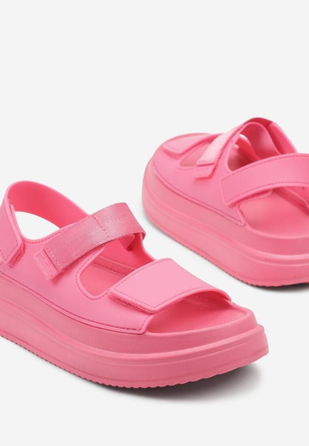 Renee - Fuksjowe Sandały na Niskiej Platformie z Rzepami Taskio. Okazja: na spacer. Zapięcie: rzepy. Kolor: różowy. Sezon: lato. Obcas: na platformie. Styl: sportowy