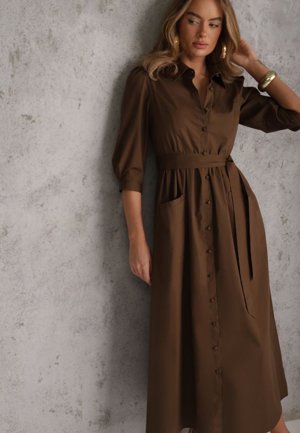Renee - Brązowa Bawełniana Sukienka Koszulowa w Stylu Retro z Wiązanym Paskiem Meresa. Okazja: na randkę. Kolor: brązowy. Materiał: bawełna. Sezon: lato. Typ sukienki: koszulowe. Styl: retro