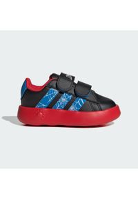 Adidas - Pantofelki dla dzieci adidas x Marvel Spider-Man Grand. Kolor: czerwony, niebieski, wielokolorowy, czarny. Wzór: motyw z bajki. Sport: turystyka piesza