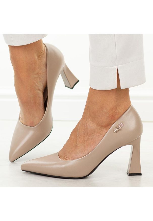 Beżowe szpilki damskie Vinceza 62276. Kolor: beżowy. Materiał: skóra. Szerokość cholewki: normalna. Wzór: aplikacja. Sezon: wiosna, jesień. Obcas: na szpilce. Styl: klasyczny, elegancki