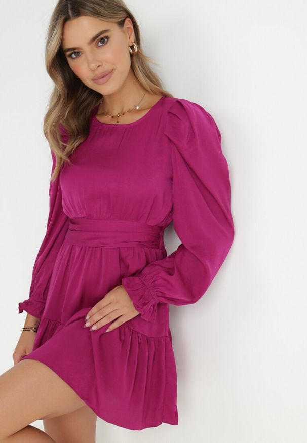Born2be - Fioletowa Sukienka Taliowana z Falbanami Klasino. Kolor: fioletowy. Materiał: zamsz. Wzór: aplikacja. Długość: mini