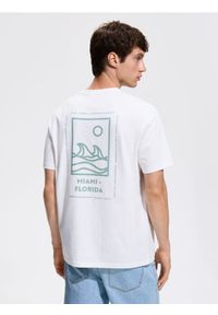 Reserved - Bawełniany t-shirt regular - złamana biel. Materiał: bawełna #1