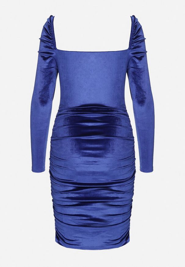 Born2be - Niebieska Dopasowana Welurowa Sukienka Ozdobiona Marszczeniem Sopaliae. Kolor: niebieski. Materiał: welur. Długość rękawa: długi rękaw. Wzór: aplikacja. Styl: klasyczny