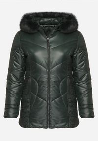 Born2be - Ciemnozielona Kurtka z Pikowanymi Przeszyciami i Kapturem z Futerkiem Vevea. Okazja: do pracy, na spotkanie biznesowe, na spacer, na co dzień. Kolekcja: plus size. Kolor: zielony. Materiał: futro. Styl: biznesowy, elegancki, casual