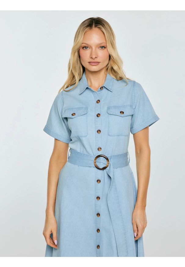 Big-Star - Sukienka damska midi jeansowa trapezowa niebieska Becca 136. Okazja: na co dzień. Kolor: niebieski. Materiał: jeans. Długość rękawa: krótki rękaw. Typ sukienki: trapezowe. Styl: casual. Długość: midi