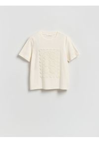 Reserved - T-shirt z haftem - złamana biel. Materiał: bawełna. Wzór: haft #1