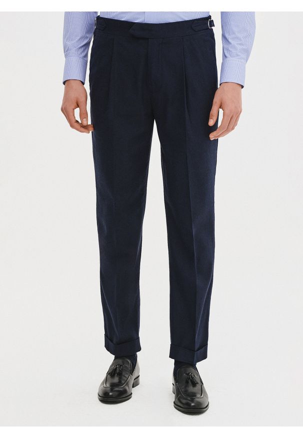 Pako Lorente - PAKO LORENTE - Granatowe spodnie męskie z lnem. Okazja: na co dzień. Kolor: beżowy, niebieski. Materiał: len. Sezon: lato. Styl: casual