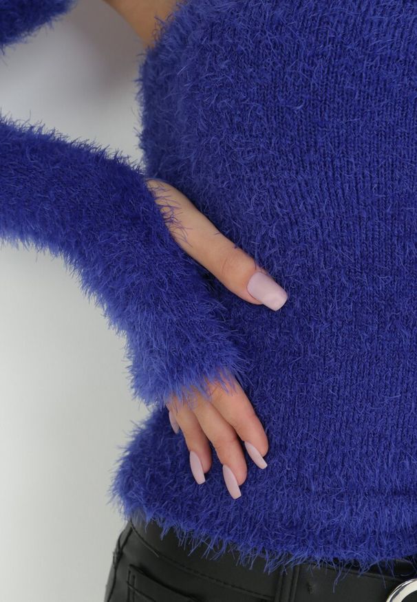 Born2be - Granatowy Sweter na Jedno Ramię Yile. Okazja: na co dzień. Kolor: niebieski. Materiał: jeans. Długość rękawa: długi rękaw. Długość: długie. Styl: elegancki, casual