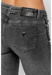 Guess - GUESS Szare jeansy damskie z brokatem. Kolor: szary. Wzór: aplikacja #7