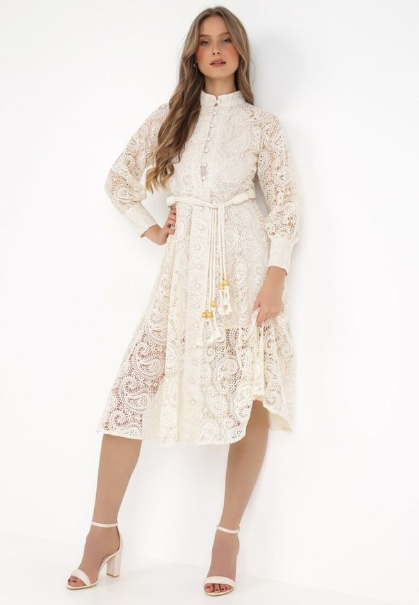 Born2be - Jasnobeżowa Sukienka Eudoreia. Typ kołnierza: kołnierzyk stójkowy. Kolor: beżowy. Wzór: ażurowy, aplikacja. Typ sukienki: rozkloszowane. Materiał: bawełna, materiał, koronka. Długość rękawa: długi rękaw. Sezon: lato. Styl: elegancki, boho. Długość: midi