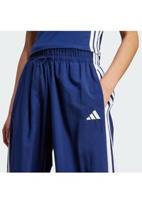 Adidas - adidas Spodnie dresowe Essentials 3-Stripes JV5328 Granatowy Loose Fit. Kolor: niebieski. Materiał: syntetyk #5