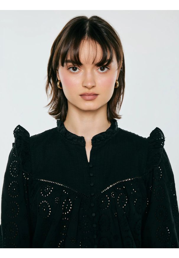 Big-Star - Bluzka damska bawełniana z rękawem 3/4 czarna Bohna 906. Okazja: na co dzień. Typ kołnierza: kołnierzyk stójkowy, kołnierz z falbankami. Kolor: czarny. Materiał: bawełna. Wzór: ażurowy, haft, aplikacja, koronka. Styl: boho, casual, elegancki