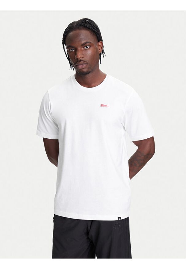 Adidas - adidas T-Shirt Pennant Trim Graphic JL9226 Biały Regular Fit. Kolor: biały. Materiał: bawełna