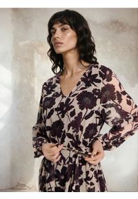 Sinsay - Rozkloszowana sukienka mini w kwiaty - wielobarwny. Wzór: kwiaty. Długość: mini #1