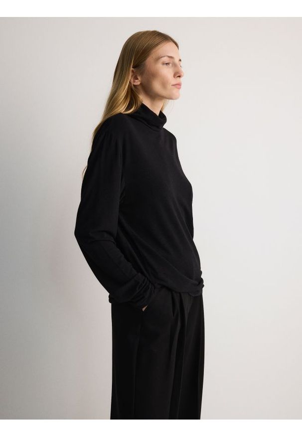 Reserved - Golf z domieszką wełny - czarny. Typ kołnierza: golf. Kolor: czarny. Materiał: wełna