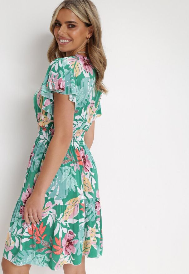 Born2be - Zielona Sukienka Mini z Kopertową Górą i Gumką w Pasie Keasia. Typ kołnierza: dekolt kopertowy. Kolor: zielony. Typ sukienki: kopertowe. Długość: mini