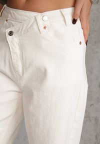 Renee - Białe Bawełniane Jeansy Wide Leg z Asymetrycznym Guzikiem Thesiphi. Kolor: biały #3