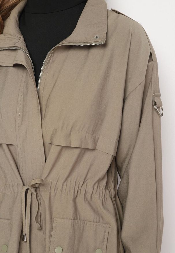 Born2be - Beżowa Kurtka Parka z Bawełną Ściągana w Pasie Troczkiem Zapinana na Napy Velethra. Kolor: beżowy. Materiał: bawełna