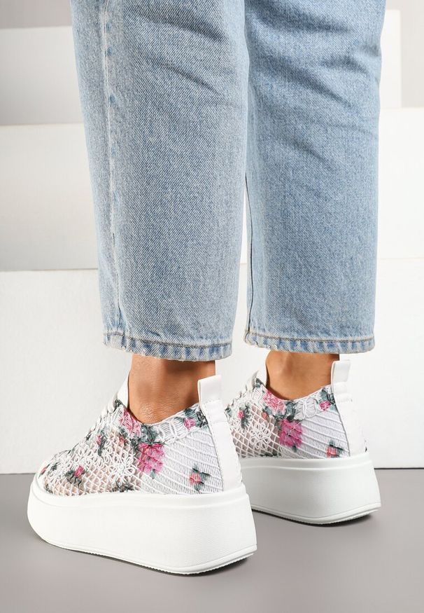 Renee - Białe Ażurowe Sneakersy Vices na Platformie w Kwiaty Halvisa. Okazja: na co dzień. Kolor: biały. Materiał: jeans. Wzór: kwiaty, ażurowy. Obcas: na platformie
