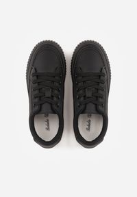 Renee - Czarne Sneakersy na Tłoczonej Platformie Zeaninia. Okazja: na co dzień. Kolor: czarny. Materiał: jeans. Obcas: na platformie #5