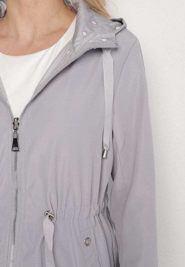 Born2be - Jasnoszara Kurtka Parka Dwustronna ze Ściągaczem w Talii i Kapturem Tillisaya. Okazja: na co dzień. Kolor: szary. Materiał: jeans. Sezon: jesień, wiosna. Styl: elegancki, casual