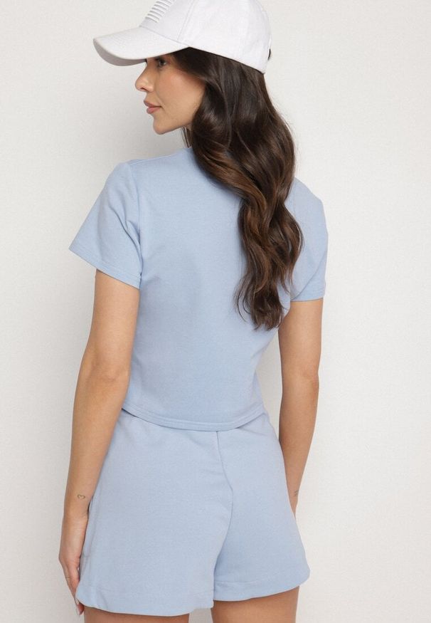 Born2be - Jasnoniebieski T-shirt z Bawełny o Krótkim Kroju Galarina. Okazja: na co dzień. Kolor: niebieski. Materiał: bawełna. Długość: krótkie. Styl: casual, elegancki, klasyczny