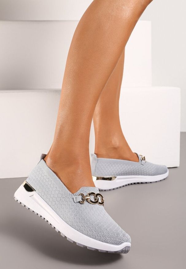 Born2be - Szare Półbuty Tenisówki z Elastyczną Cholewką i Klamrą Vaiara. Okazja: na spotkanie biznesowe. Zapięcie: klamry. Kolor: szary. Materiał: jeans. Szerokość cholewki: normalna. Styl: elegancki, biznesowy, klasyczny