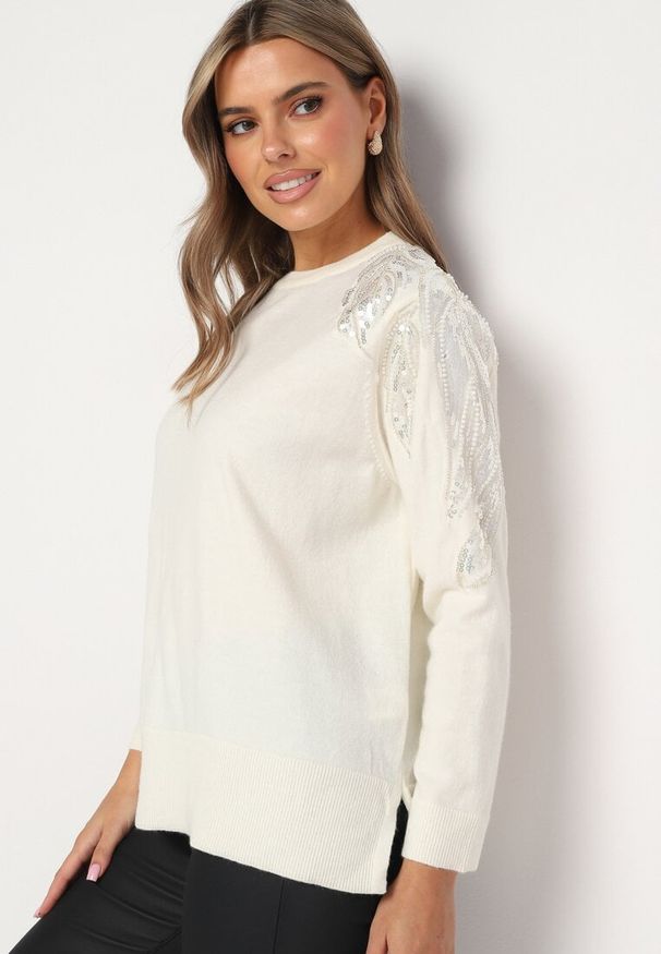 Born2be - Jasnobeżowy Sweter z Dodatkiem Modalu i Wiskozy z Perłami i Cekinami na Ramionach Ivenise. Kolor: beżowy. Materiał: wiskoza. Sezon: zima
