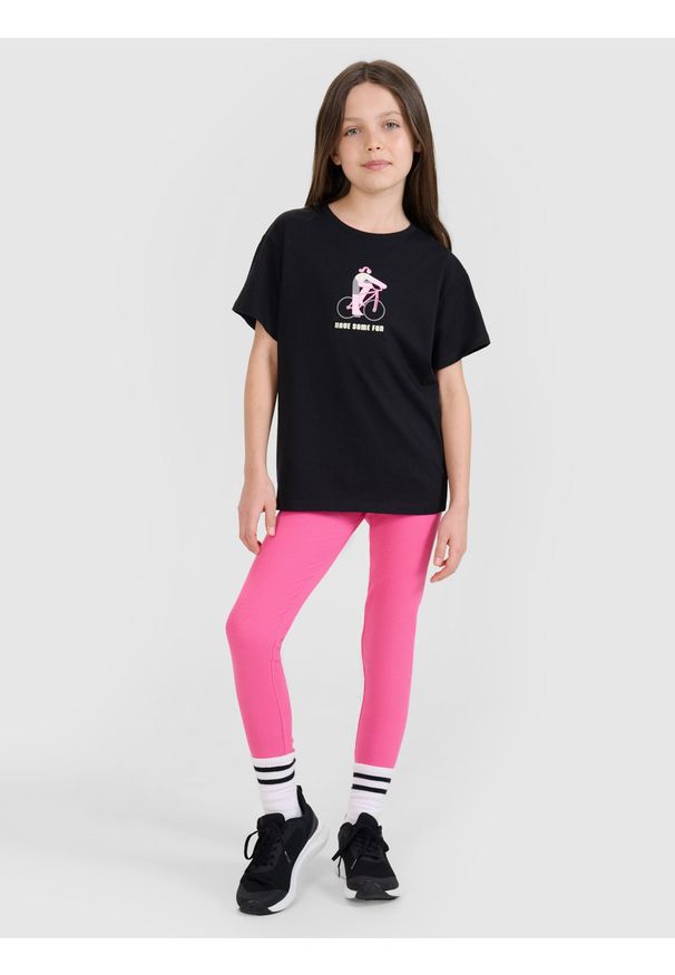 4f - 4F T-shirt regular z nadrukiem dziewczęcy - czarny 152 (11-12 lat). Okazja: na co dzień. Kolor: czarny. Materiał: dzianina, bawełna, jersey. Długość rękawa: krótki rękaw. Długość: krótkie. Wzór: nadruk. Sezon: lato. Styl: klasyczny, elegancki, sportowy, casual