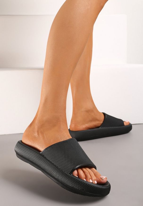 Born2be - Czarne Klapki z Pianki o Minimalistycznym Designie Kaseis. Okazja: na co dzień, na plażę. Kolor: czarny. Styl: casual, sportowy