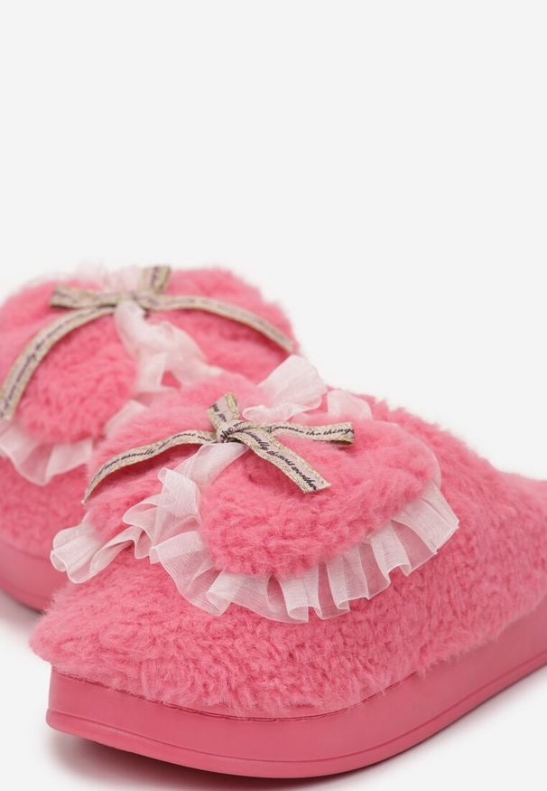 Born2be - Fuksjowe Kapcie Pluszowe z Kokardką Xaverna. Nosek buta: okrągły. Kolor: różowy. Materiał: futro. Sezon: zima. Obcas: na obcasie. Styl: klasyczny. Wysokość obcasa: niski