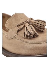 Mokasyny beżowe Armodo, z miękką cholewką i dekoracyjnymi chwostami na przodzie osadzone na niskim stabilnym obcasie zapewniają wygodę, beżowe, 1726. Kolor: beżowy. Materiał: nubuk. Szerokość cholewki: normalna. Obcas: na obcasie. Styl: elegancki, klasyczny. Wysokość obcasa: średni #4