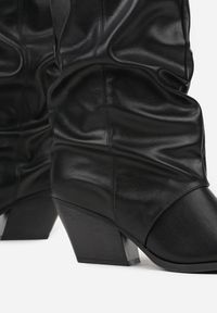 Born2be - Czarne Kozaki na Stożkowym Obcasie z Marszczoną Cholewką Atika. Okazja: na co dzień. Kolor: czarny. Materiał: jeans. Szerokość cholewki: normalna. Obcas: na obcasie. Styl: casual, klasyczny. Wysokość obcasa: średni