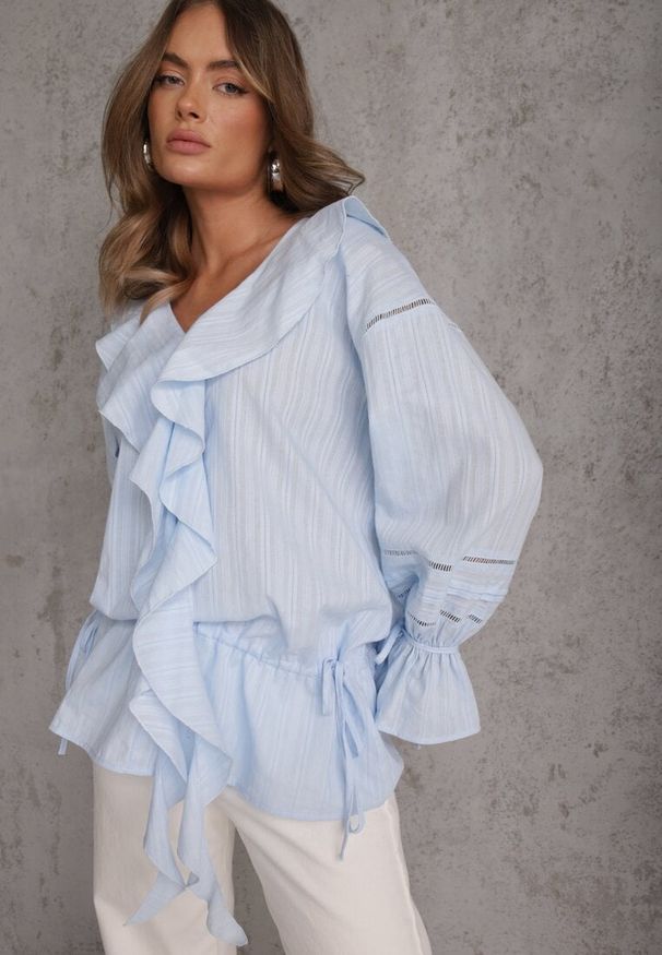 Renee - Niebieska Eteryczna Bluzka z Bawełny Zdobiona Falbankami i Ściągaczem w Pasie Cezarelle. Okazja: na randkę. Typ kołnierza: kołnierz z falbankami. Kolor: niebieski. Materiał: bawełna. Wzór: aplikacja