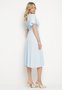 Born2be - Jasnoniebieska Sukienka Plisowana z Dekoltem w V z Paskiem w Talii Zolseki. Okazja: na co dzień. Kolor: niebieski. Styl: casual, klasyczny #4