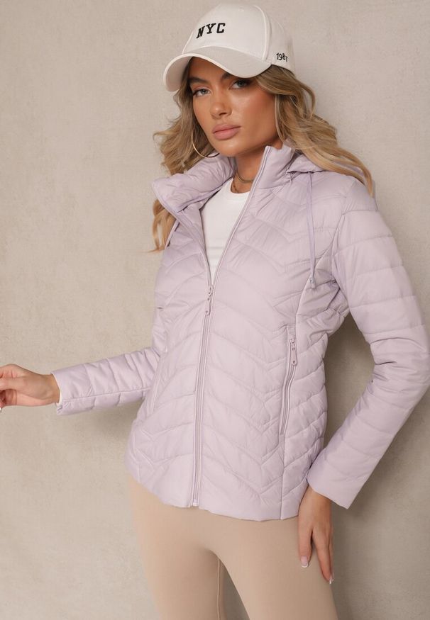 Renee - Jasnofioletowa Kurtka z Pikowanymi Przeszyciami i Odpinanym Kapturem Natisne. Okazja: na co dzień, na spacer. Kolor: fioletowy. Materiał: jeans, koronka. Styl: klasyczny, elegancki, casual