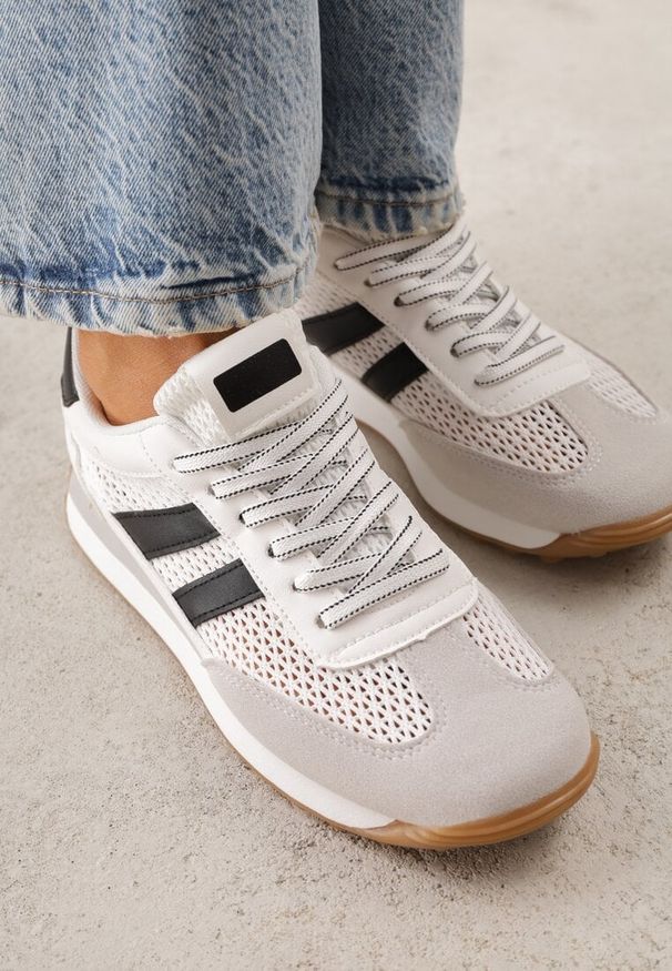 Renee - Białe Klasyczne Sneakersy Zdobione Siateczkowymi Wstawkami Eilshoy. Okazja: na co dzień. Kolor: biały. Materiał: jeans. Wzór: aplikacja