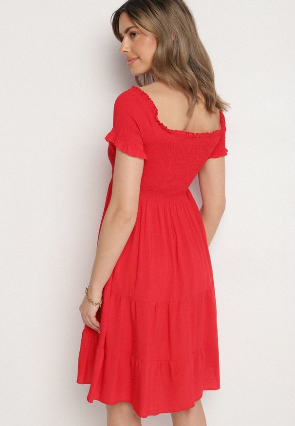 Born2be - Czerwona Bawełniana Sukienka Typu Hiszpanka Tolowena. Typ kołnierza: dekolt hiszpanka. Kolor: czerwony. Materiał: bawełna. Sezon: lato. Styl: elegancki