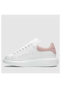 Alexander McQueen - ALEXANDER MCQUEEN Białe sneakersy damskie z różowym napiętkiem. Kolor: biały. Materiał: zamsz #3