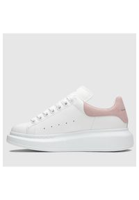 Alexander McQueen - ALEXANDER MCQUEEN Białe sneakersy damskie z różowym napiętkiem. Kolor: biały. Materiał: zamsz