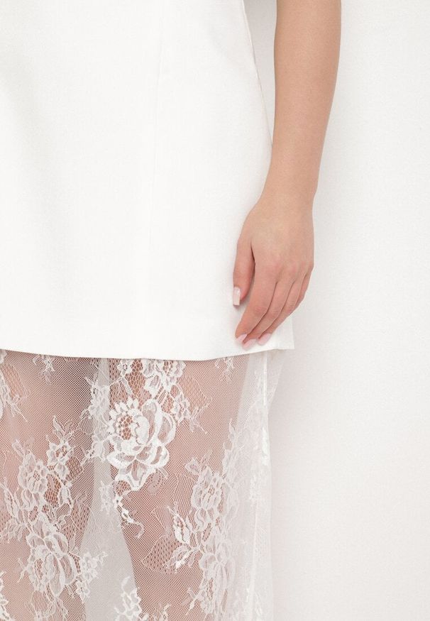 Born2be - Biała Sukienka z Koronkowym Transparentnym Dołem Zivaleira. Okazja: na co dzień. Kolor: biały. Materiał: koronka. Typ sukienki: proste. Styl: klasyczny, casual