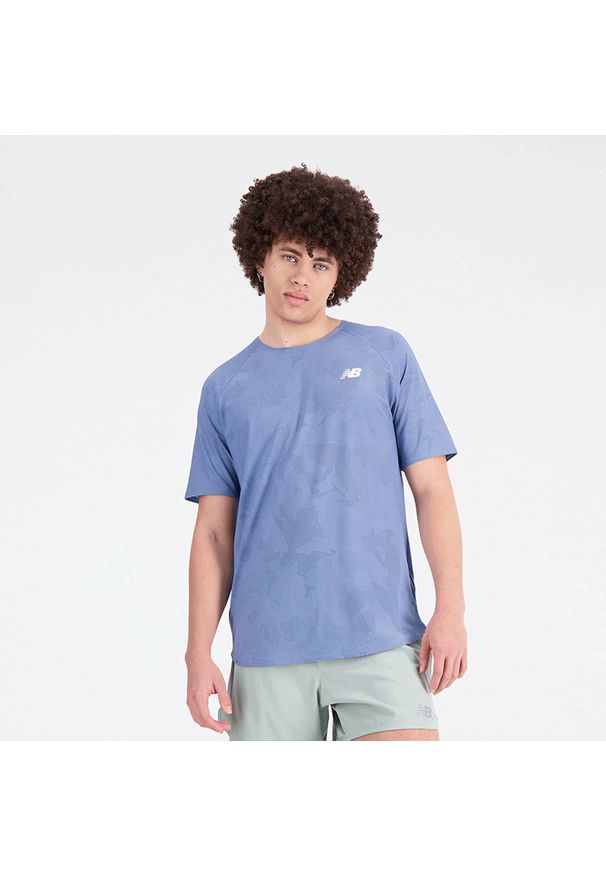 Koszulka męska New Balance MT33281MYL – niebieska. Kolor: niebieski. Materiał: materiał, poliester. Sport: fitness