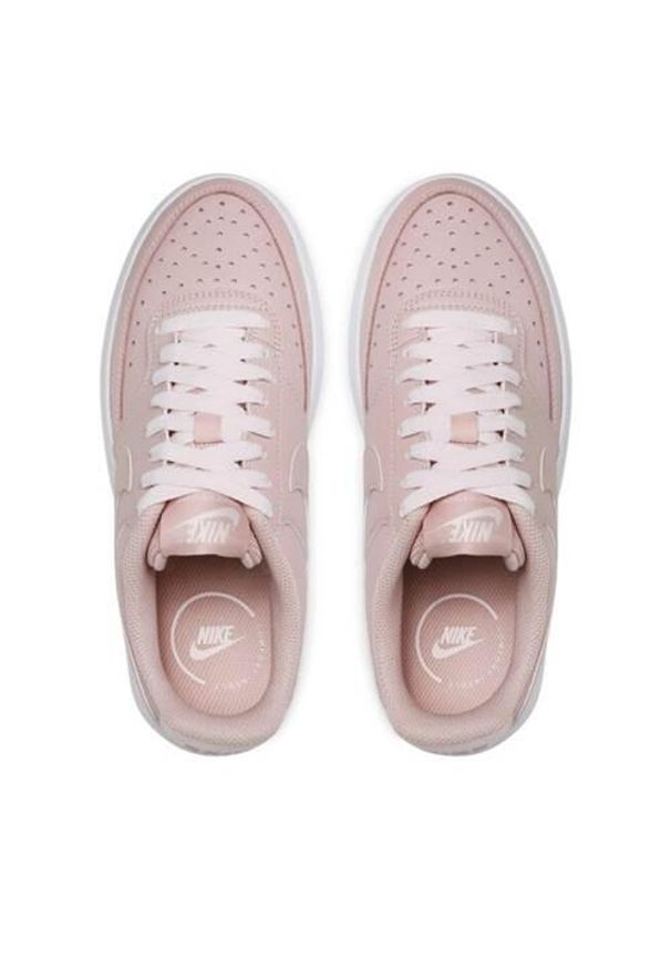 Buty do chodzenia damskie Nike Court Vision Alta. Zapięcie: sznurówki. Kolor: biały, różowy, wielokolorowy. Materiał: skóra, syntetyk, materiał. Szerokość cholewki: normalna. Model: Nike Court. Sport: turystyka piesza