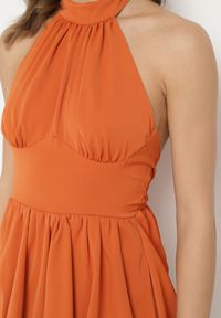 Born2be - Pomarańczowa Sukienka o Bufiastym Kroju z Wiązaniem i Dekoltem Halter Alandoria. Okazja: na co dzień, na imprezę. Typ kołnierza: dekolt halter. Kolor: pomarańczowy. Długość rękawa: bez rękawów. Styl: wizytowy, elegancki, casual