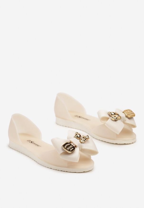 Born2be - Beżowe Balerinki Typu Meliski z Ozdobną Kokardą i Metalowymi Aplikacjami Ashbea. Okazja: na co dzień. Kolor: beżowy. Materiał: jeans. Wzór: aplikacja. Styl: casual, elegancki, wizytowy