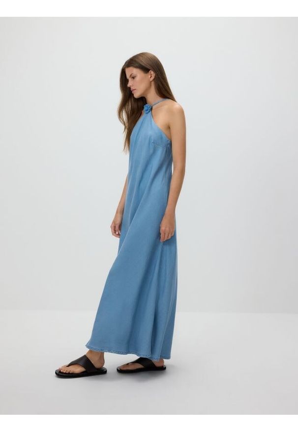 Reserved - Sukienka maxi z dekoracyjną różą - niebieski. Kolor: niebieski. Materiał: tkanina. Typ sukienki: proste. Długość: maxi