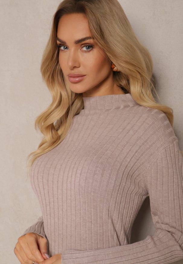 Renee - Ciemnobeżowa Dzianinowa Sukienka z Wiskozą Zdobiona Rozcięciami u Dołu i Prążkowaniem Ninnita. Okazja: na co dzień. Kolor: beżowy. Materiał: wiskoza, dzianina, prążkowany. Długość rękawa: długi rękaw. Wzór: aplikacja. Typ sukienki: proste. Styl: casual