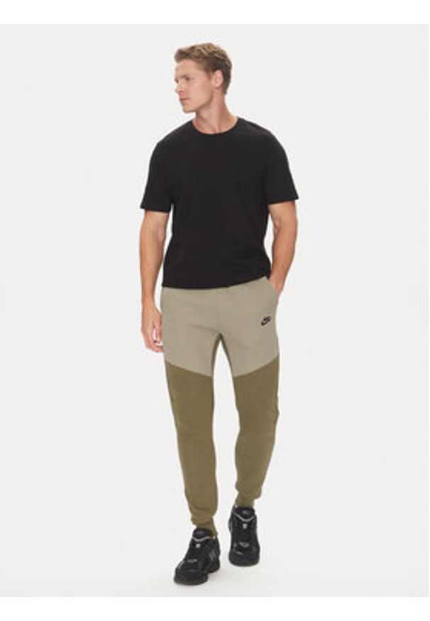 Nike Spodnie dresowe Tech HV0959 Khaki Regular Fit. Kolor: brązowy. Materiał: syntetyk